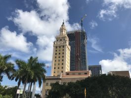 Fotografía de archivo fechada el 26 de julio de 2021 que muestra la Torre de la Libertad, o "El refugio", como le llamaban los cubanos, en Miami, Florida (EEUU). EFE/ Ana Mengotti
