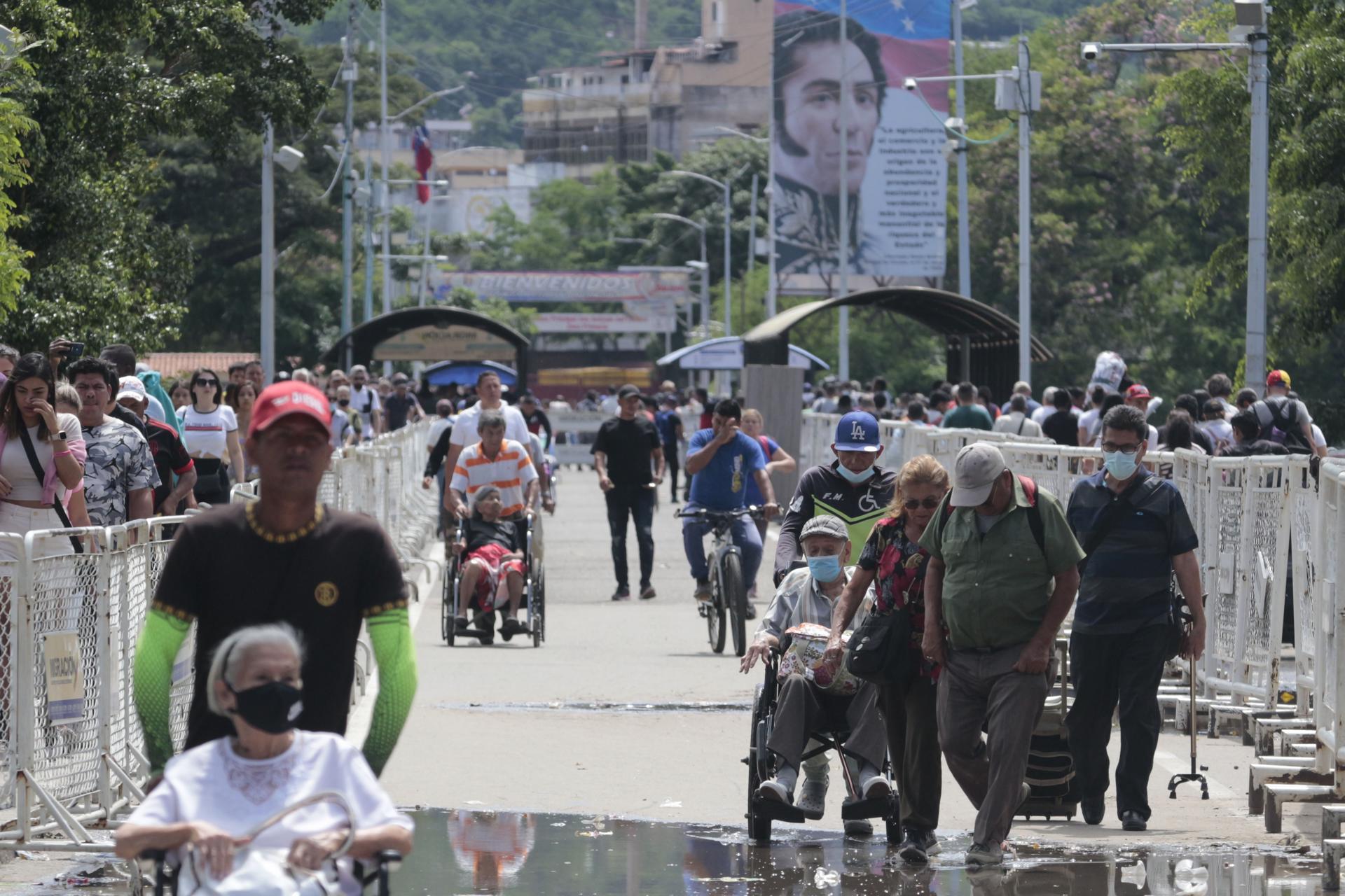 Ciudadanos colombianos y venezolanos cruzan el Puente Internacional Simón Bolívar, en Villa del Rosario, Norte de Santander (Colombia). Imagen de archivo. EFE/Mario Caicedo
