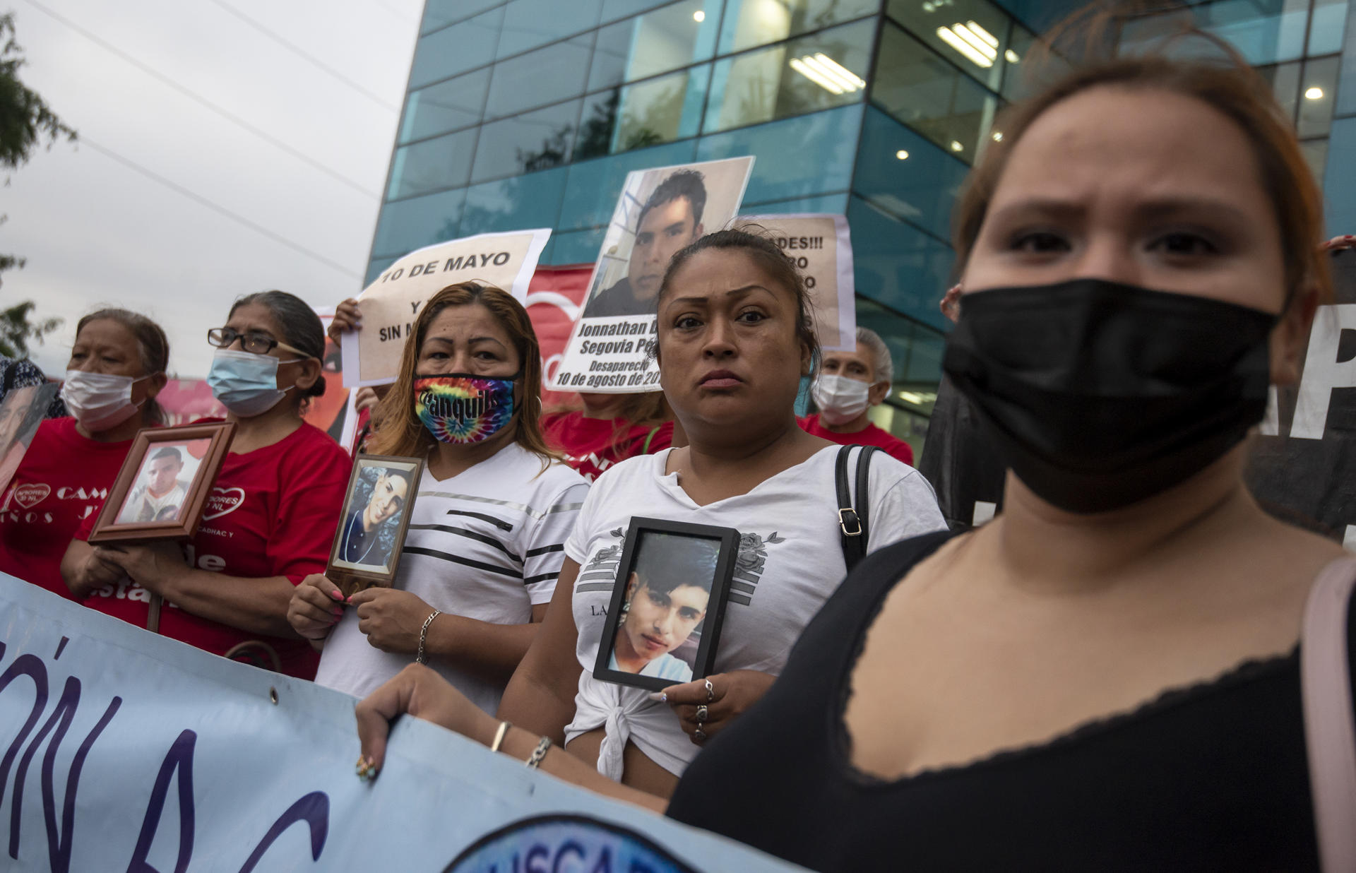 Madres y familiares de desaparecidos protestan frente a las instalaciones de la Fiscalía General del Estado, en la ciudad de Monterrey, en Nuevo León, (México). EFE/Miguel Sierra
