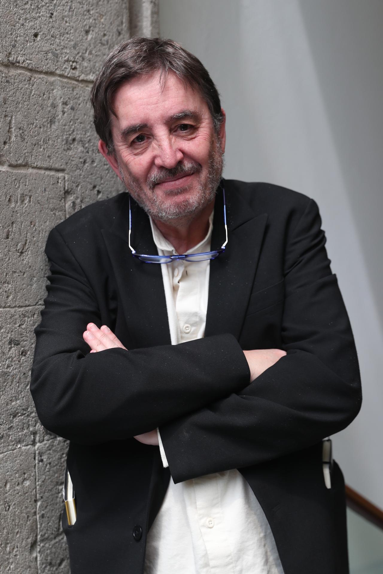 El escritor español Luis García Montero, posa al termino de una entrevista con EFE, el 17 de febrero de 2023, en Ciudad de México (México). EFE/Sáshenka Gutiérrez
