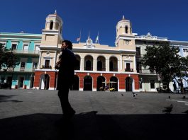 Imagen de archivo que muestra a una persona caminando frente a la sede de la Alcaldía de San Juan (Puerto Rico). EFE/Thais LLorca
