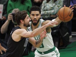 El alero de los Brooklyn Nets, Joe Harris (i) busca pasar defendiendo al alero de los Boston Celtics, Jayson Tatum (d) durante el primer cuarto en el TD Garden de Boston, Massachusetts, EE.UU. EFE/EPA/CJ GUNTHER SHUTTERSTOCK FUERA
