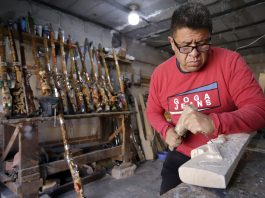 El artesano David Montes muestra el proceso de elaboración de los mosquetones de madera hoy, utilizados en el tradicional carnaval de Huejotzingo, Puebla (México). EFE/ Hilda Ríos
