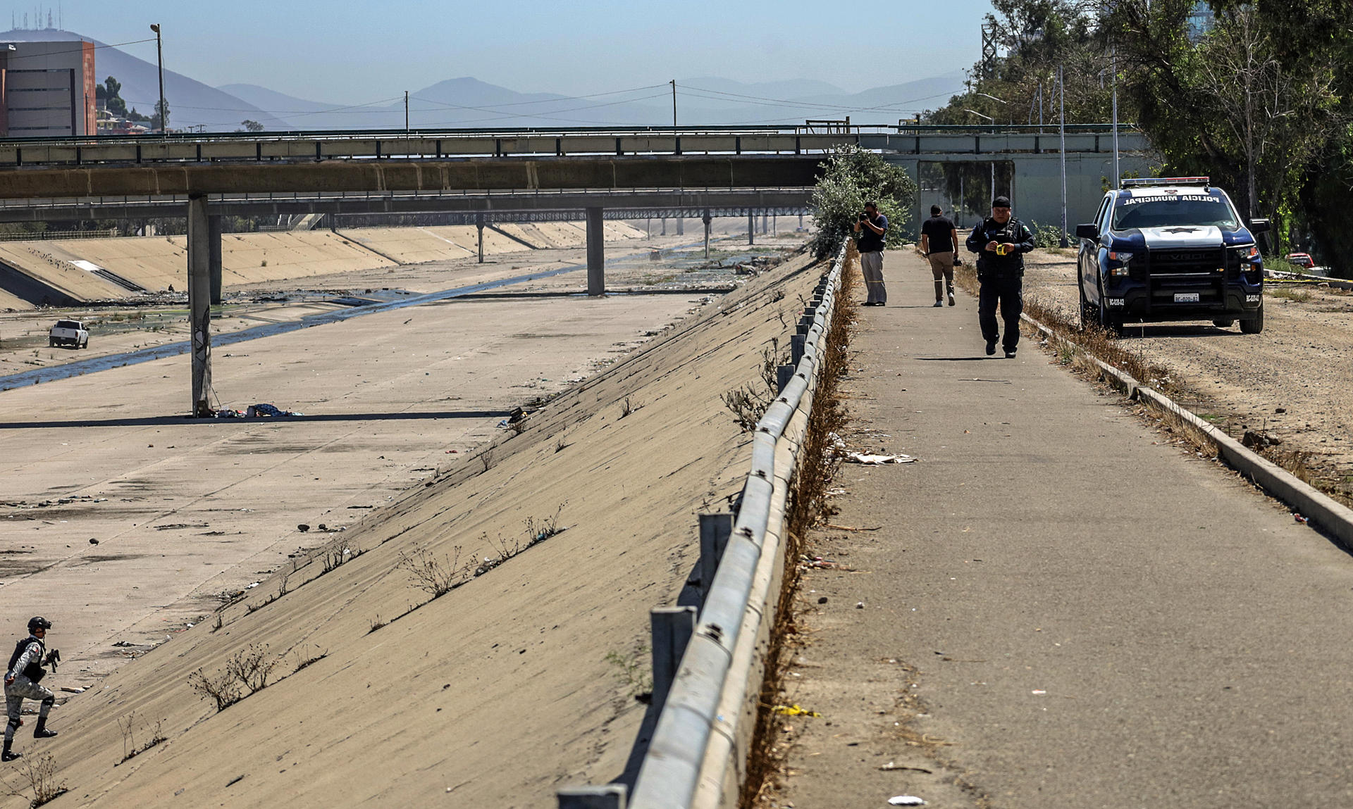 De acuerdo con información de la Secretaría de Seguridad y Protección Ciudadana Municipal (SSPCM) de Tijuana, el suceso ocurrió el pasado 11 de febrero, cuando los migrantes estaban intentando cruzar el muro y fueron abordadas por varias personas quienes 