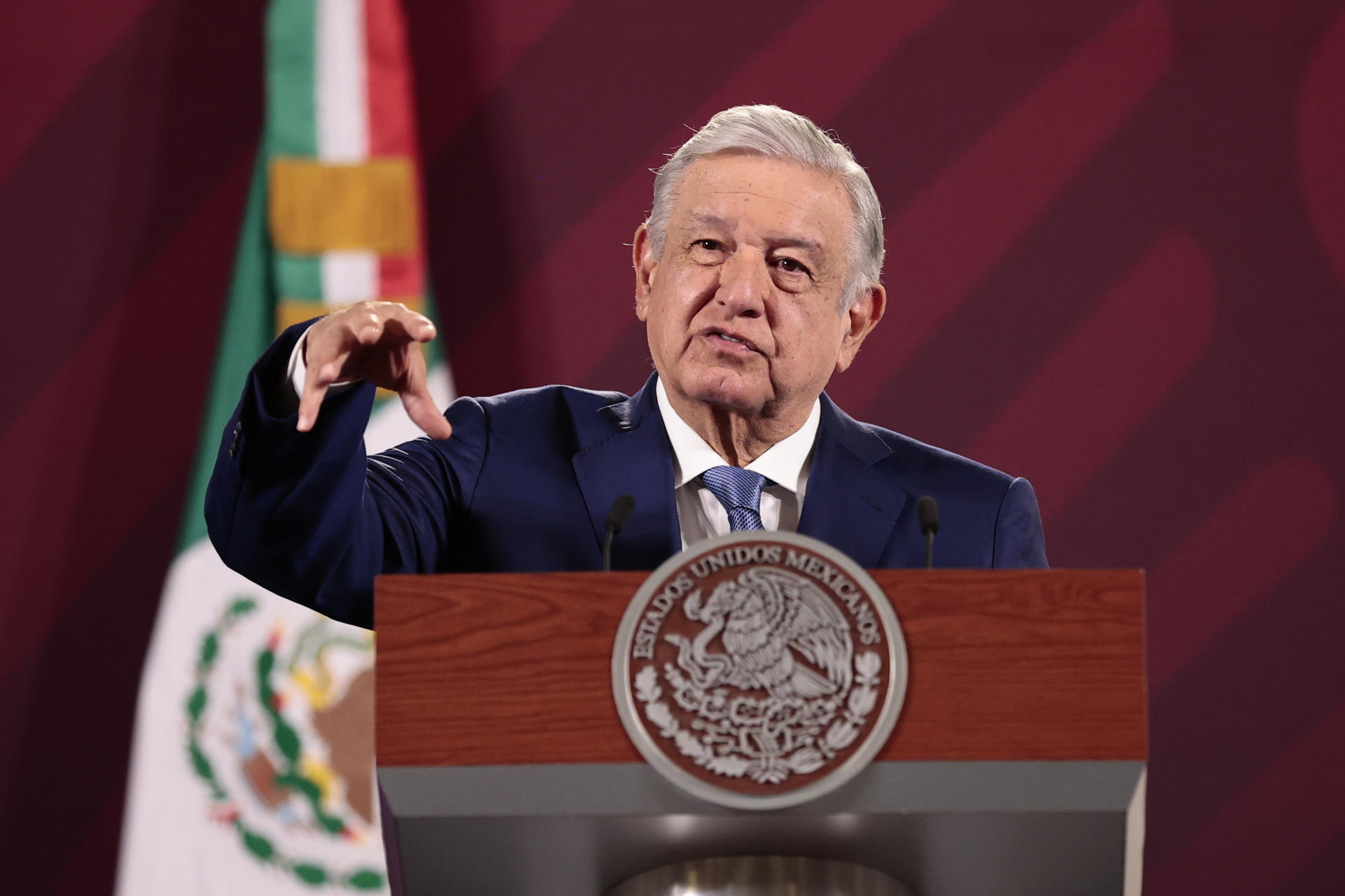 El presidente de México, Andrés Manuel López Obrador, habla hoy durante su conferencia de prensa matutina en Palacio Nacional en la Ciudad de México (México). EFE/José Méndez
