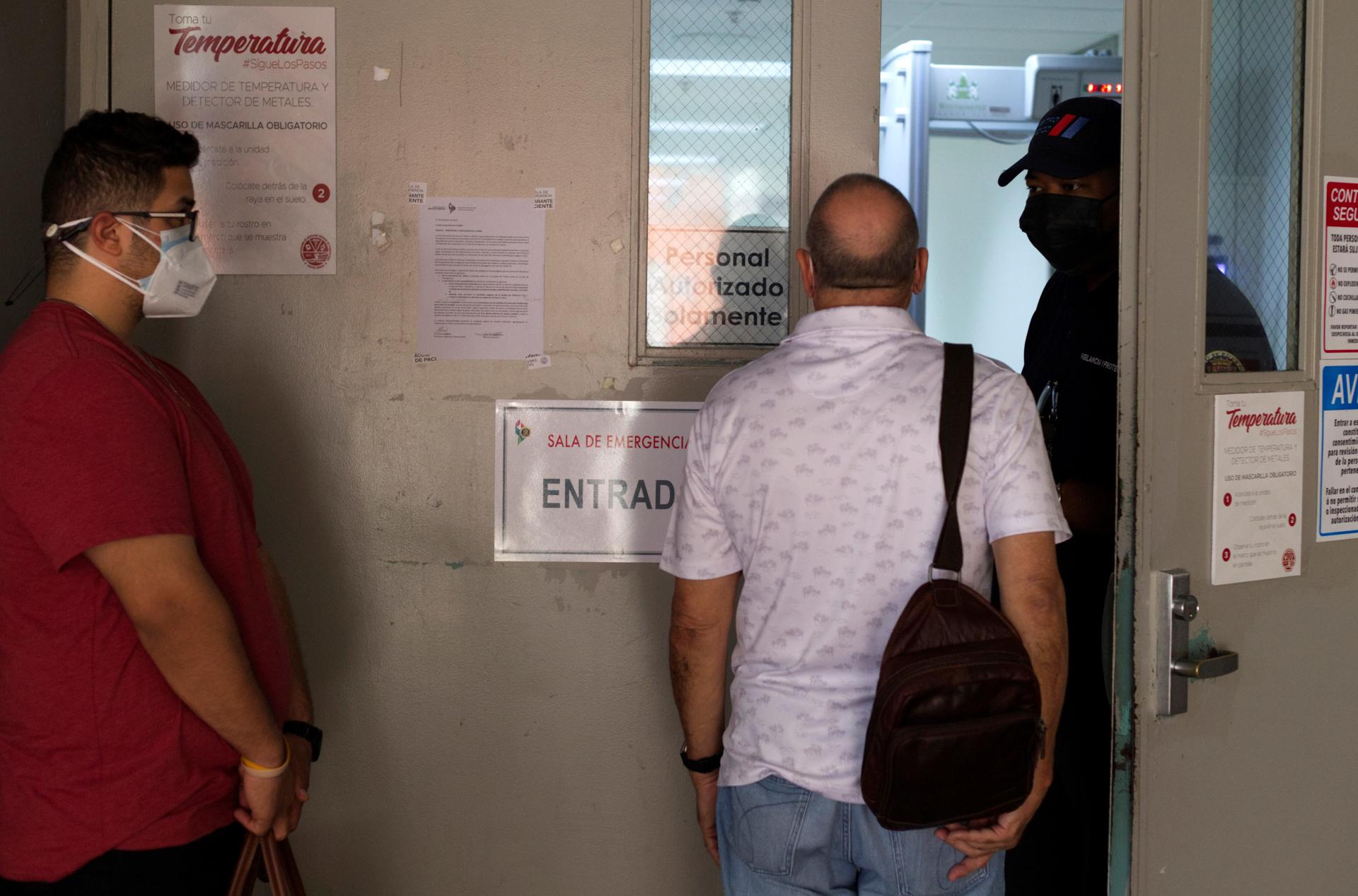 Imagen de archivo en la que se observa a personas ingresando en el Hospital Centro Médico en San Juan (Puerto Rico). EFE/Thais Llorca
