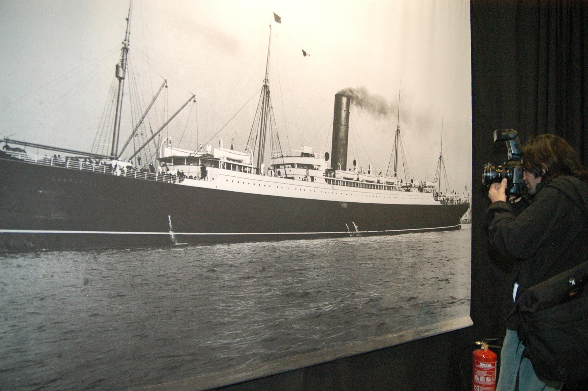 Imagen de archivo en la que se observa a un fotógrafo toma una imagen de un fotografía en blanco y negro del barco Titanic. EFE/Miguel Ángel Molina
