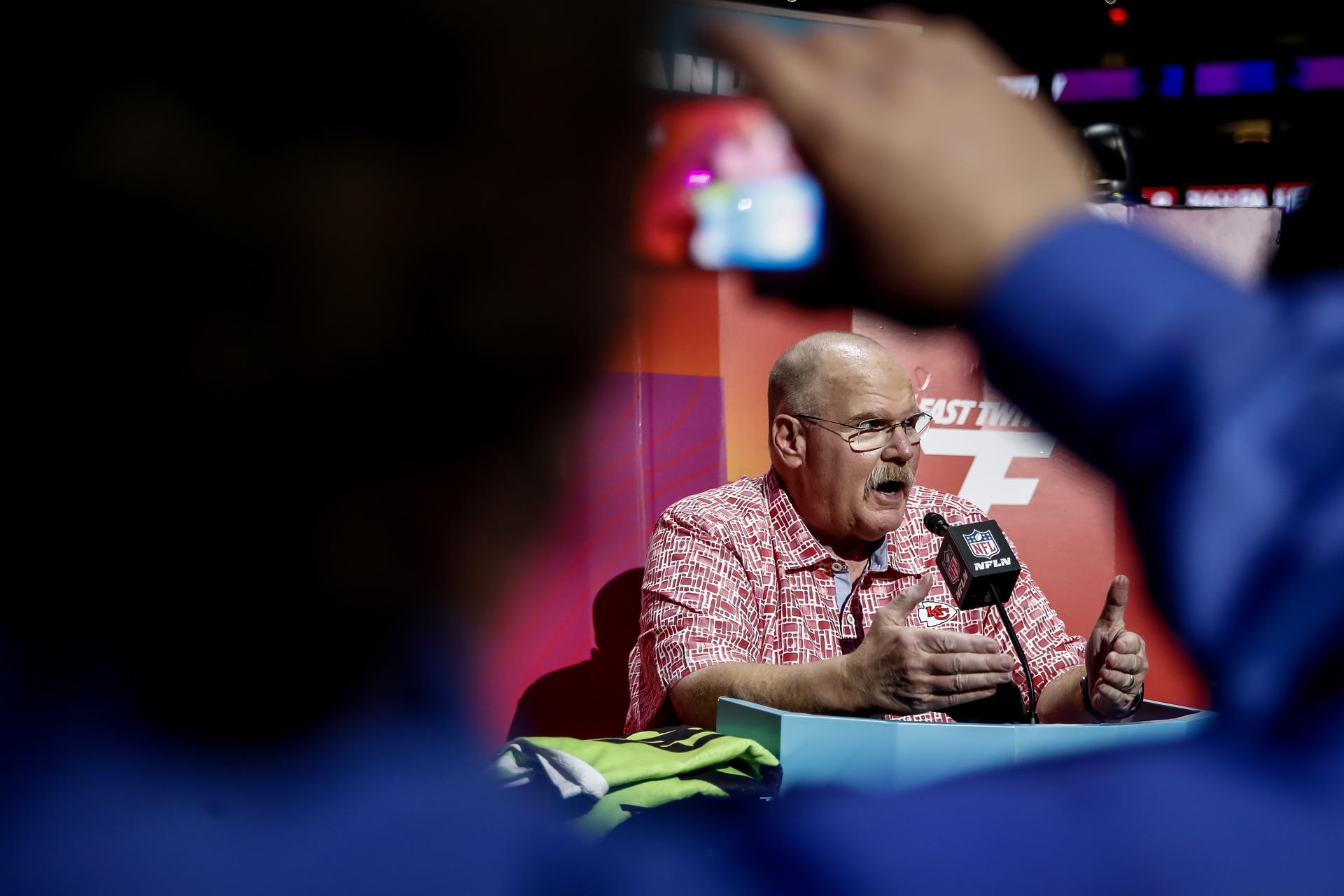 El entrenador en jefe de los Kansas City Chiefs, Andy Reid, habla con los medios de comunicación en el evento de apertura del Super Bowl LVII de la Liga Nacional de Fútbol Americano en el Footprint Center en Phoenix, Arizona, EE. UU. EFE/EPA/CAROLINE BREHMAN
