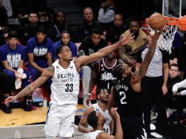 El alero de LA Clippers, Kawhi Leonard (D), lanza un tiro que pasa al centro defensor de los Nets de Brooklyn, Nic Claxton (I), y sus compañeros en la segunda mitad del partido de la NBA entre Los Angeles Clippers y los Brooklyn Nets en el Barclays Center de Brooklyn, Nueva York, EE.UU. EFE/EPA/JASON SZENES
