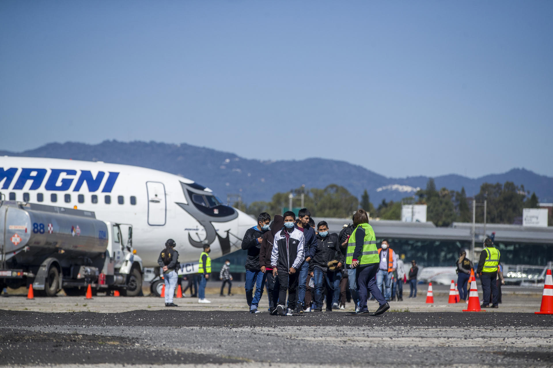 Menores de edad procedentes de México llegan a la pista aérea de la Fuerza Aérea Guatemalteca, hoy en Ciudad de Guatemala (Guatemala). EFE/Esteban Biba
