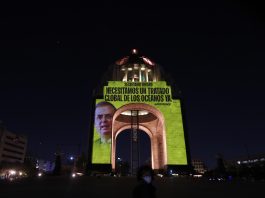 ctivistas de Greenpeace se manifiestan con una imagen proyectada del canciller mexicano Marcelo Ebrard hoy, en el Monumento a la Revolución de Ciudad de México (México). EFE/Mario Guzmán
