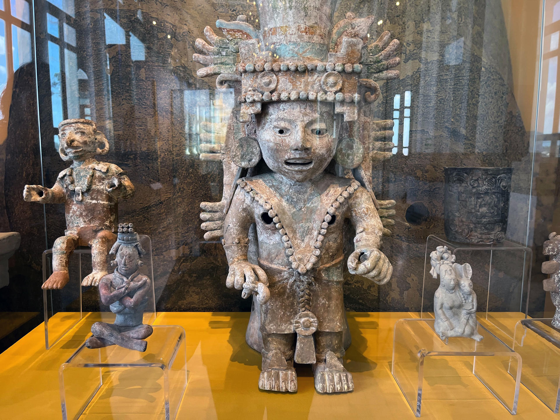 Fotografía que muestra esculturas en forma de dios maya ayer, en el Museo Regional de Antropología de Mérida, en Yucatán (México). EFE/ Martha López
