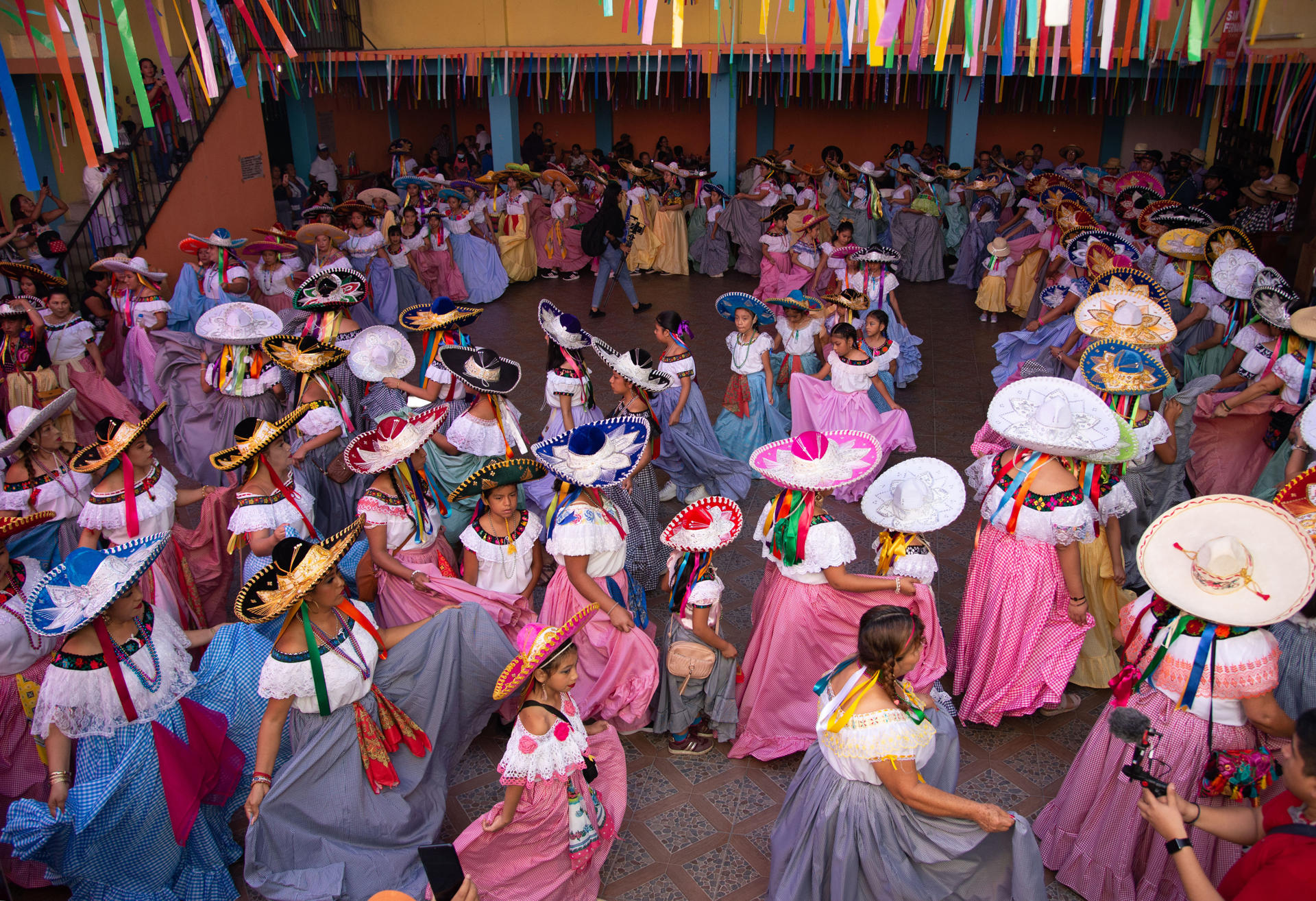 Mujeres indígenas bailan en sur de México por el Día de la Candelaria - Hola  News