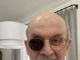 Fotografía publicada por el escritor Salman Rushdie en su cuenta de Twitter donde indica que es así como luce actualmente, al contrario de la foto publicada por el New Yorker la cual calificó de "dramática y poderosa". EFE/Salman Rushdie /SOLO USO EDITORIAL /NO VENTAS /SOLO DISPONIBLE PARA ILUSTRAR LA NOTICIA QUE ACOMPAÑA /CRÉDITO OBLIGATORIO
