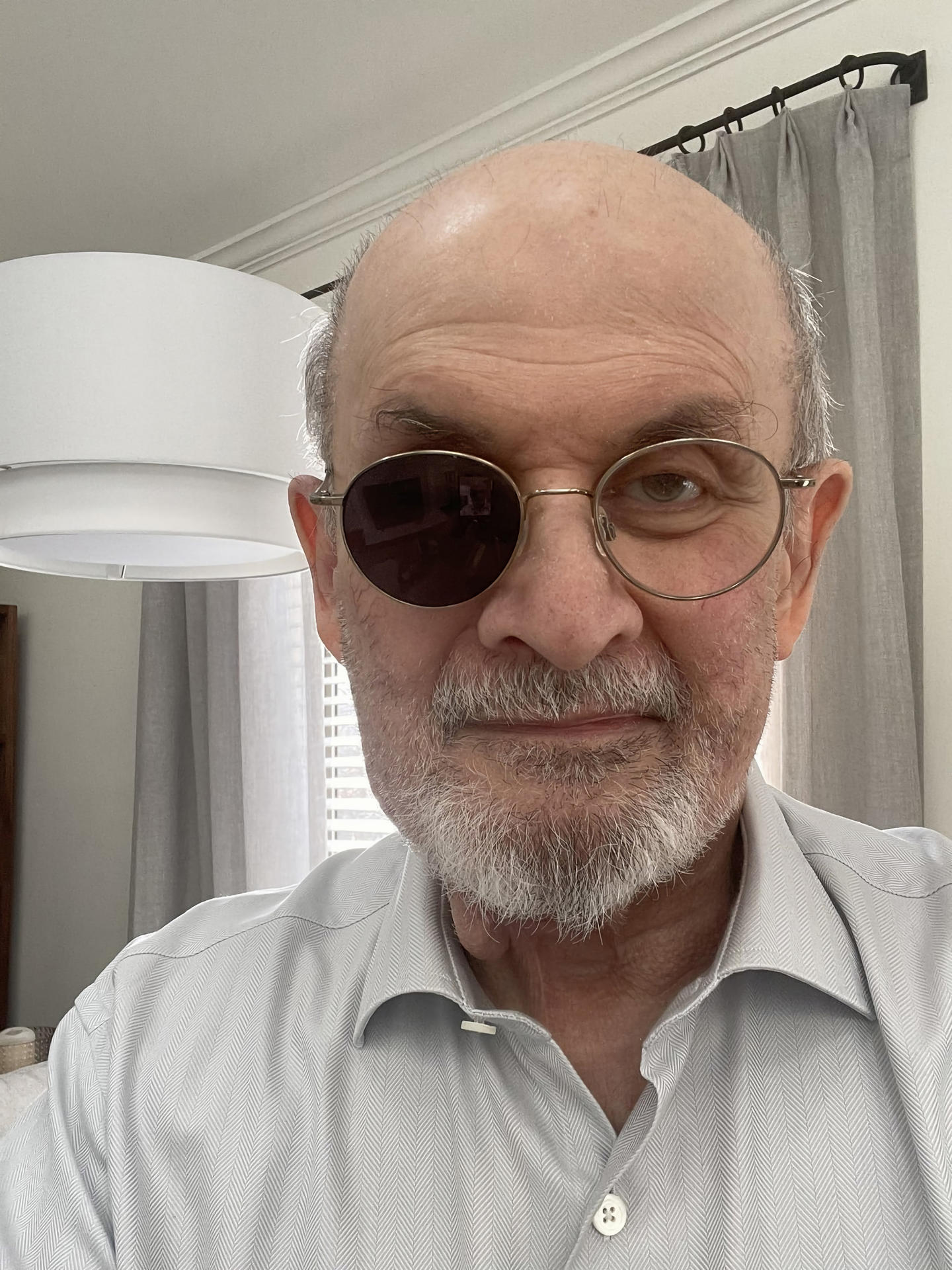 Fotografía publicada por el escritor Salman Rushdie en su cuenta de Twitter donde indica que es así como luce actualmente, al contrario de la foto publicada por el New Yorker la cual calificó de 