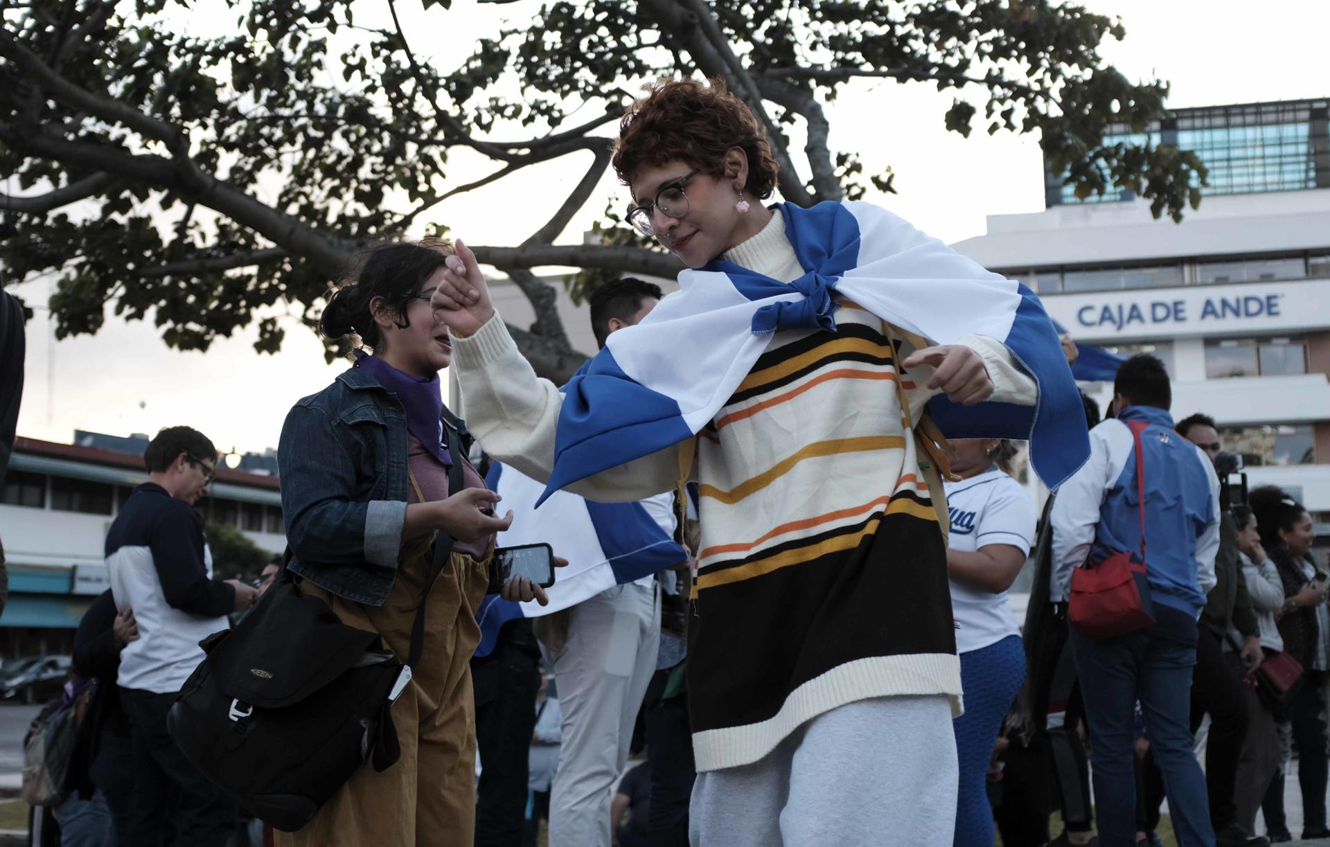 Un grupo de nicaragüenses se reúne en un 