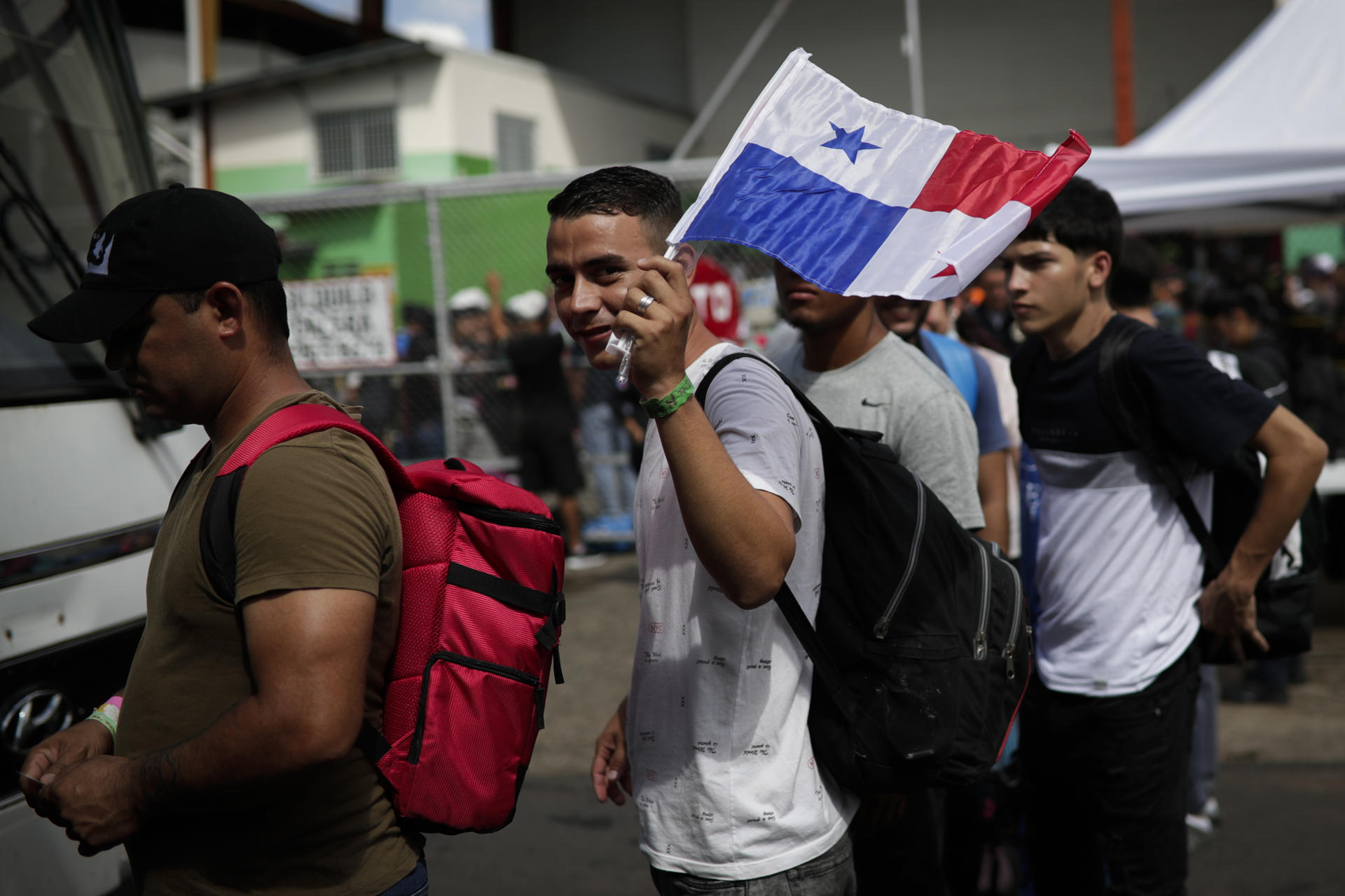 Fotografía de archivo fechada el 01 de noviembre de 2022 de personas migrantes de origen venezolano hacen fila para subir a un autobús dirección aeropuerto internacional de Tocumen en Ciudad de Panamá (Panamá). EFE/ Bienvenido Velasco
