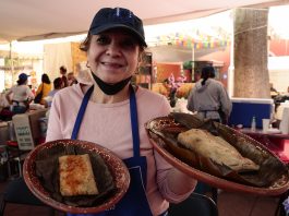 La hondureña Mundy Rodríguez muestra unas variedades de tamal de su país durante la Feria del Tamal de la alcaldía Coyoacán, durante la celebración del Día de la Candelaria, el 30 de enero de 2023, en Ciudad de México. (México). EFE/ José Méndez

