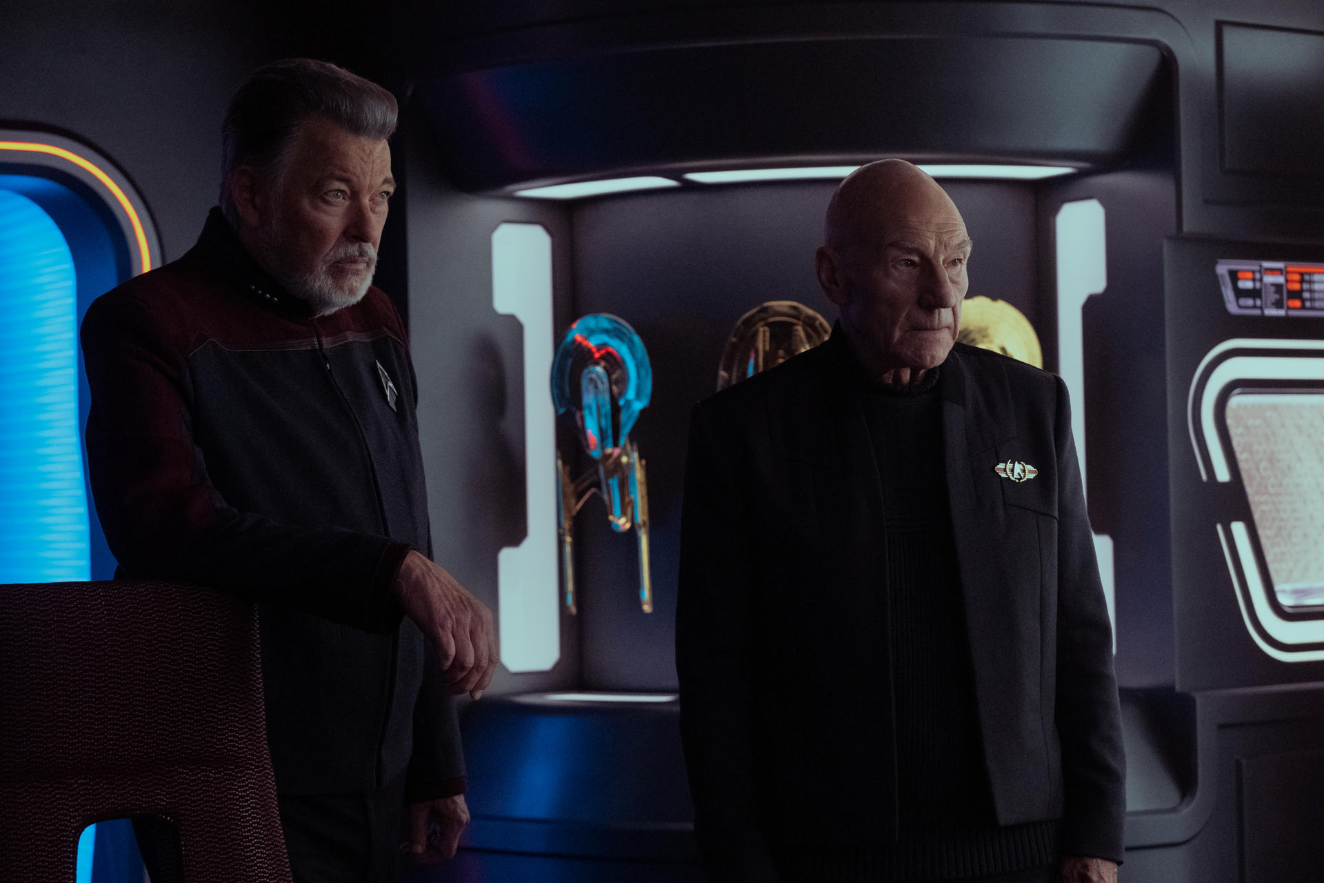 Fotografía cedida por Paramount+ del actor Jonathan Frakes (i) como Riker y de Patrick Stewart como Picard, en una escena de la serie original de Paramount+ 