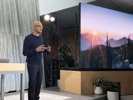 El director general de la tecnológica de Microsoft, Satya Nadella, habla hoy en la sede de la compañía en Redmond, Washington (EE. UU). EFE/Sarah Yañéz-Richards
