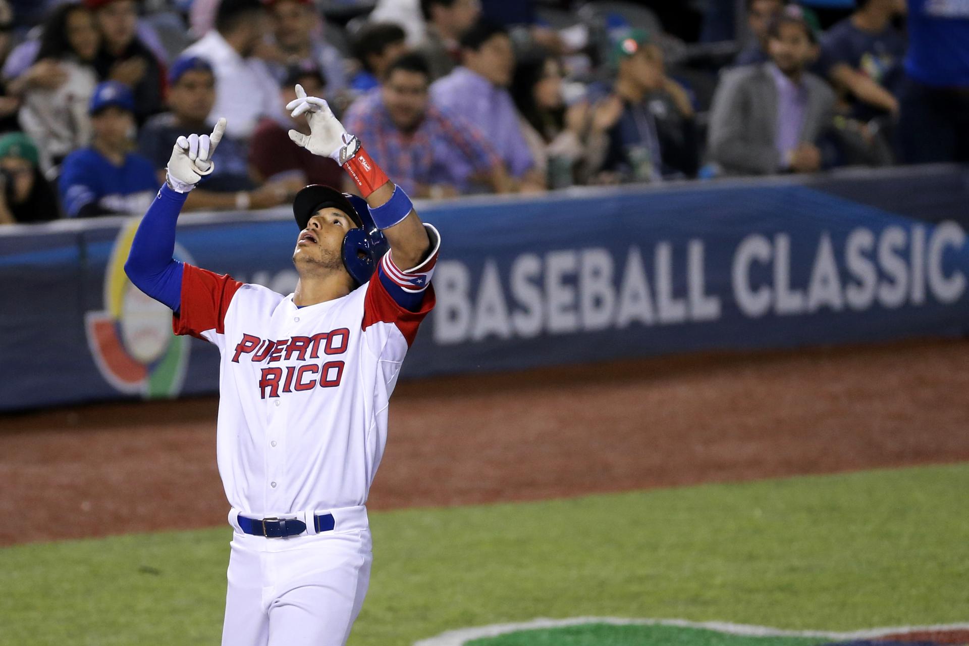Fotografía de archivo en la que se registró al pelotero puertorriqueño Carlos Correa, al actuar con la selección de béisbol de su país. EFE/José Méndez
