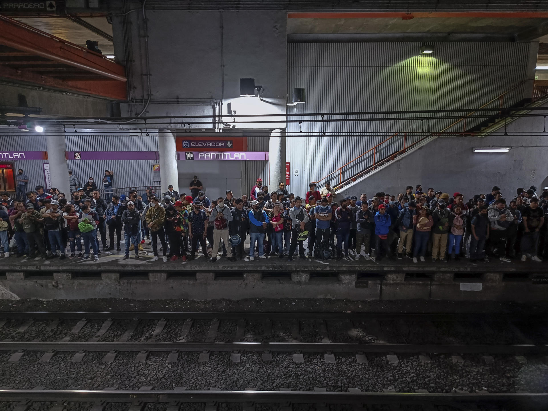 Cientos de personas esperan la llega de un tren en el sistema de Transporte Colectivo (Metro), el 6 de febrero de 2023, en Ciudad de México (México). EFE/ Isaac Esquivel
