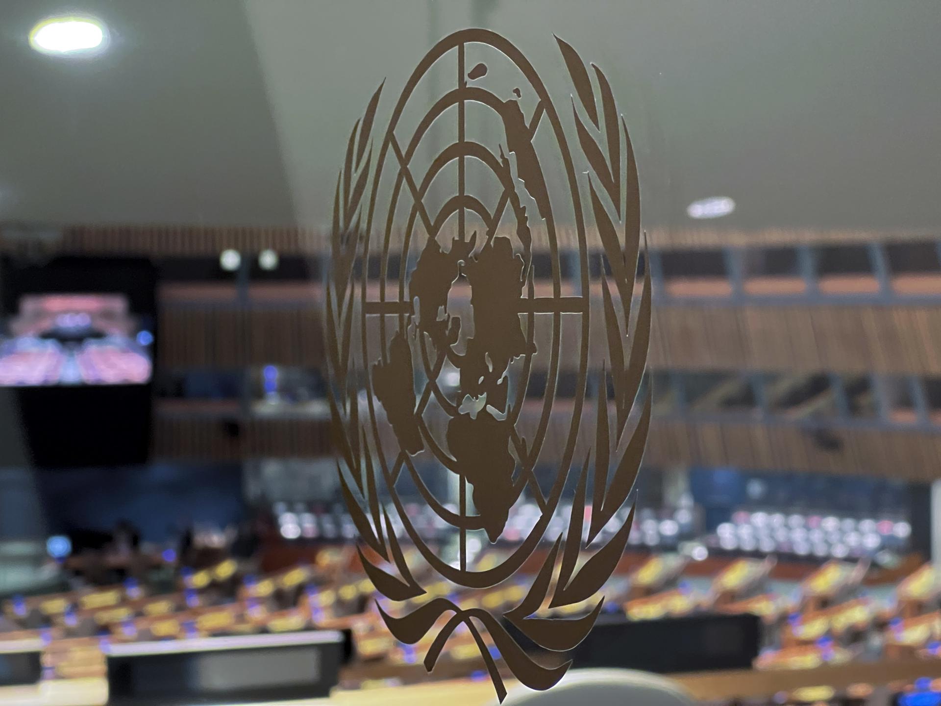 Imagen de archivo del logotipo de las Naciones Unidas. EFE/EPA/JASON SZENES
