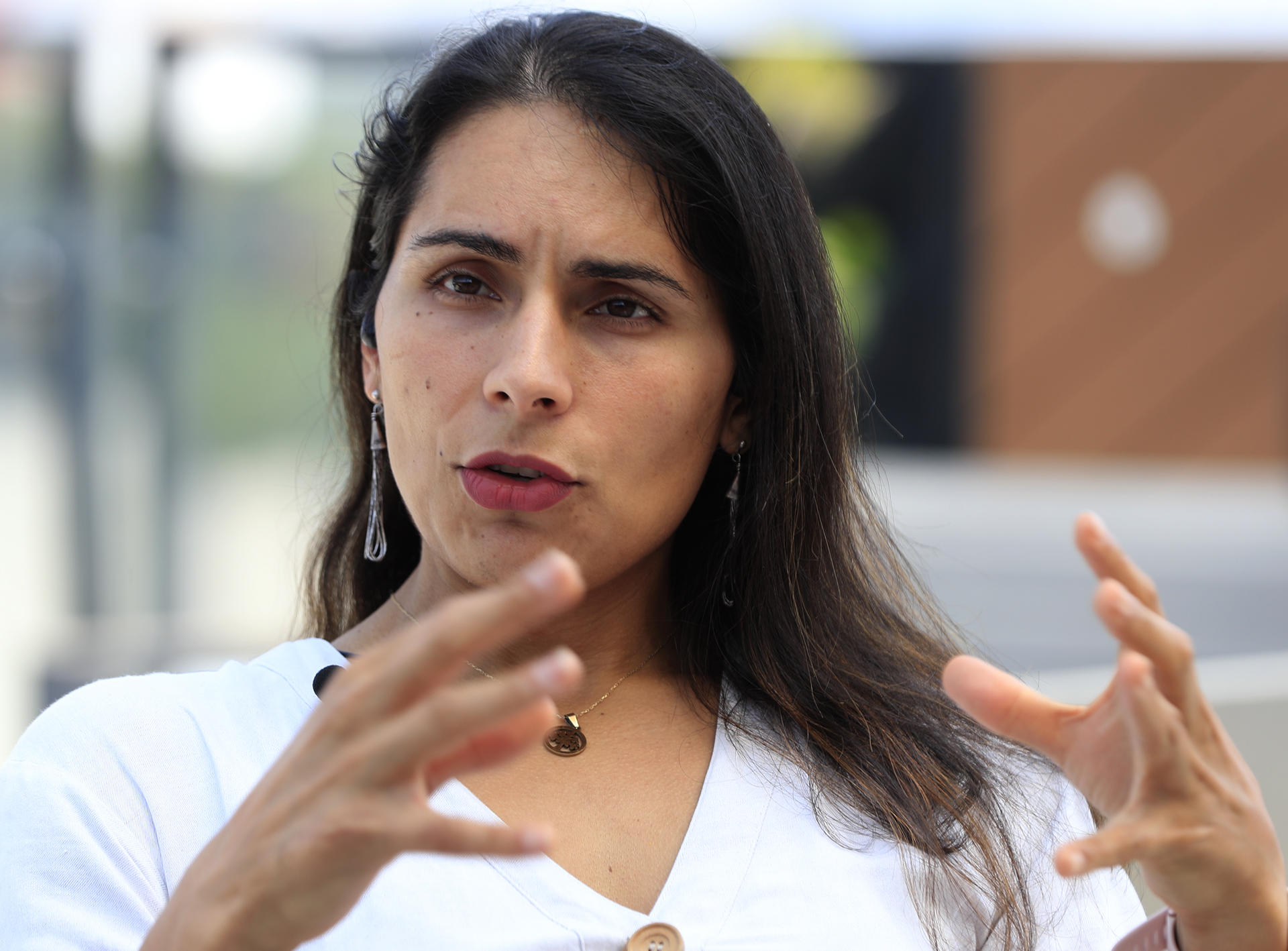 La directora general y fundadora de Transsalud, Daniela Muñoz, habla durante una entrevista con EFE el 29 de marzo de 2023, en la Ciudad de México (México).  EFE/Mario Guzmán
