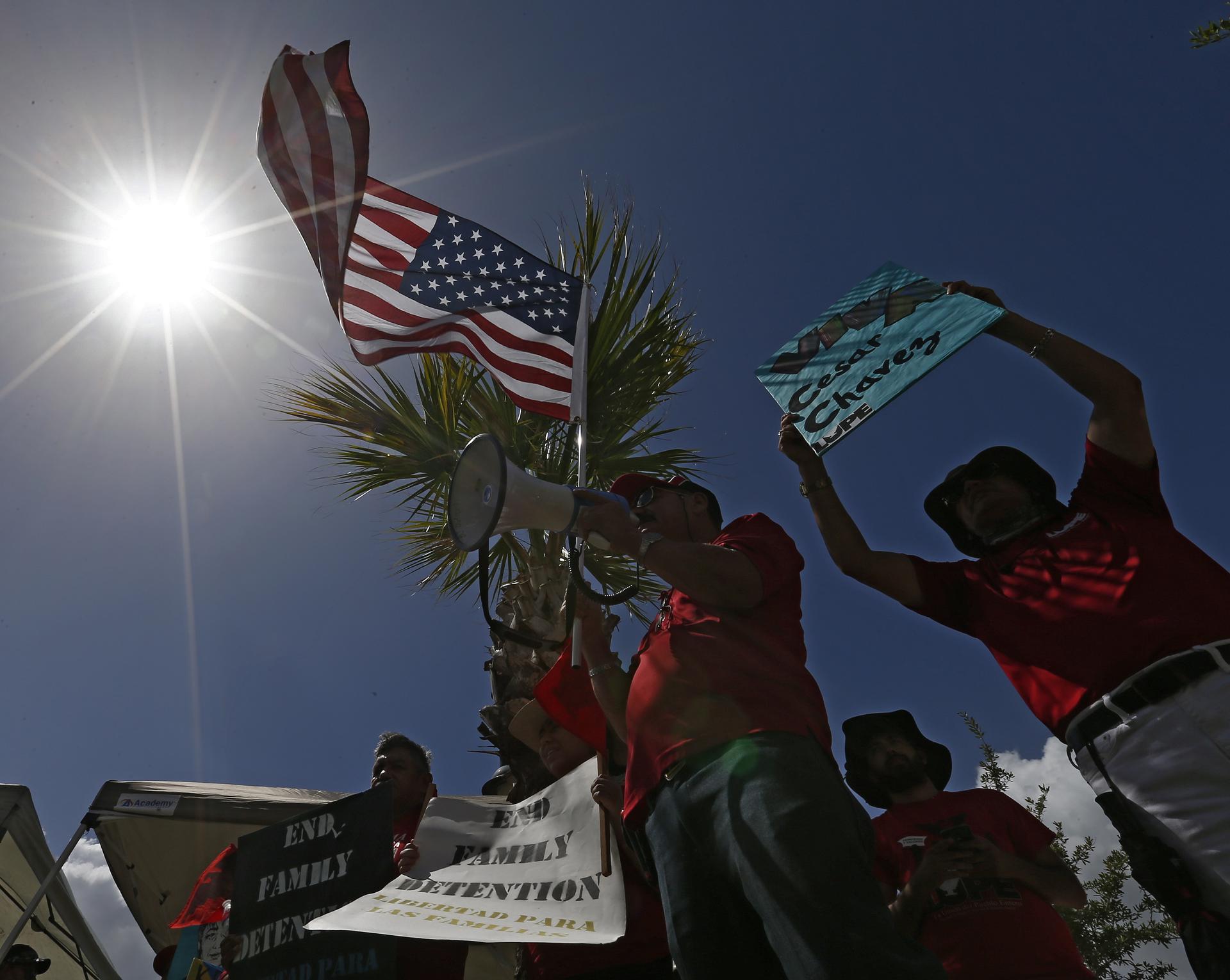 Fotografía de archivo de la Unión Americana de Libertades Civiles (ACLU) que realiza una manifestación frente a la Corte Federal de Brownsville para protestar contra la política de inmigración. EFE/LARRY W. SMITH
