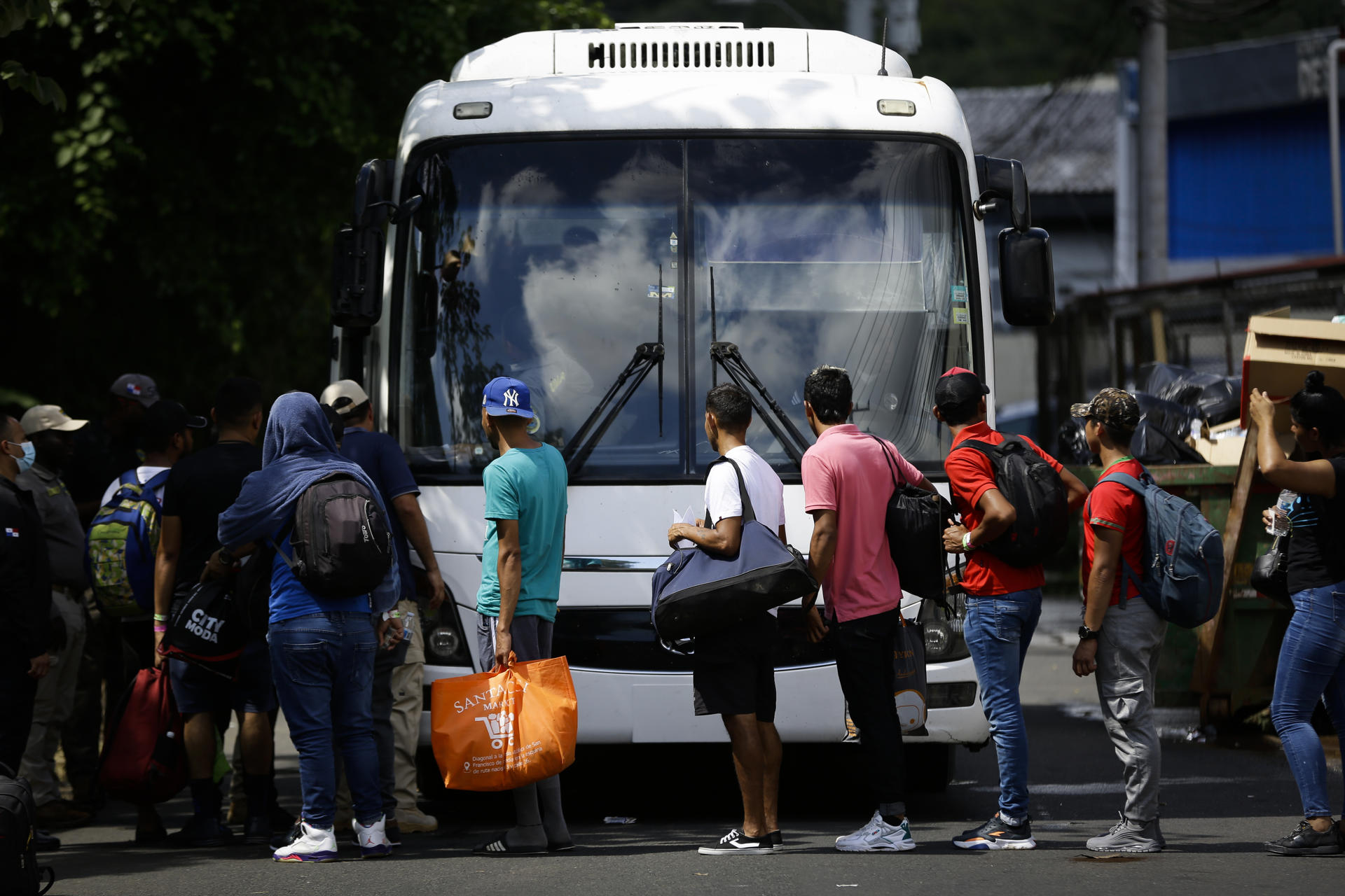 Personas migrantes de origen venezolano hacen fila para subir a un autobús en Ciudad de Panamá (Panamá), para ser enviados a su país de origen, tras atravesar la selva del Darién en su viaje migratorio hacia los Estados Unidos. EFE/ Bienvenido Velasco
