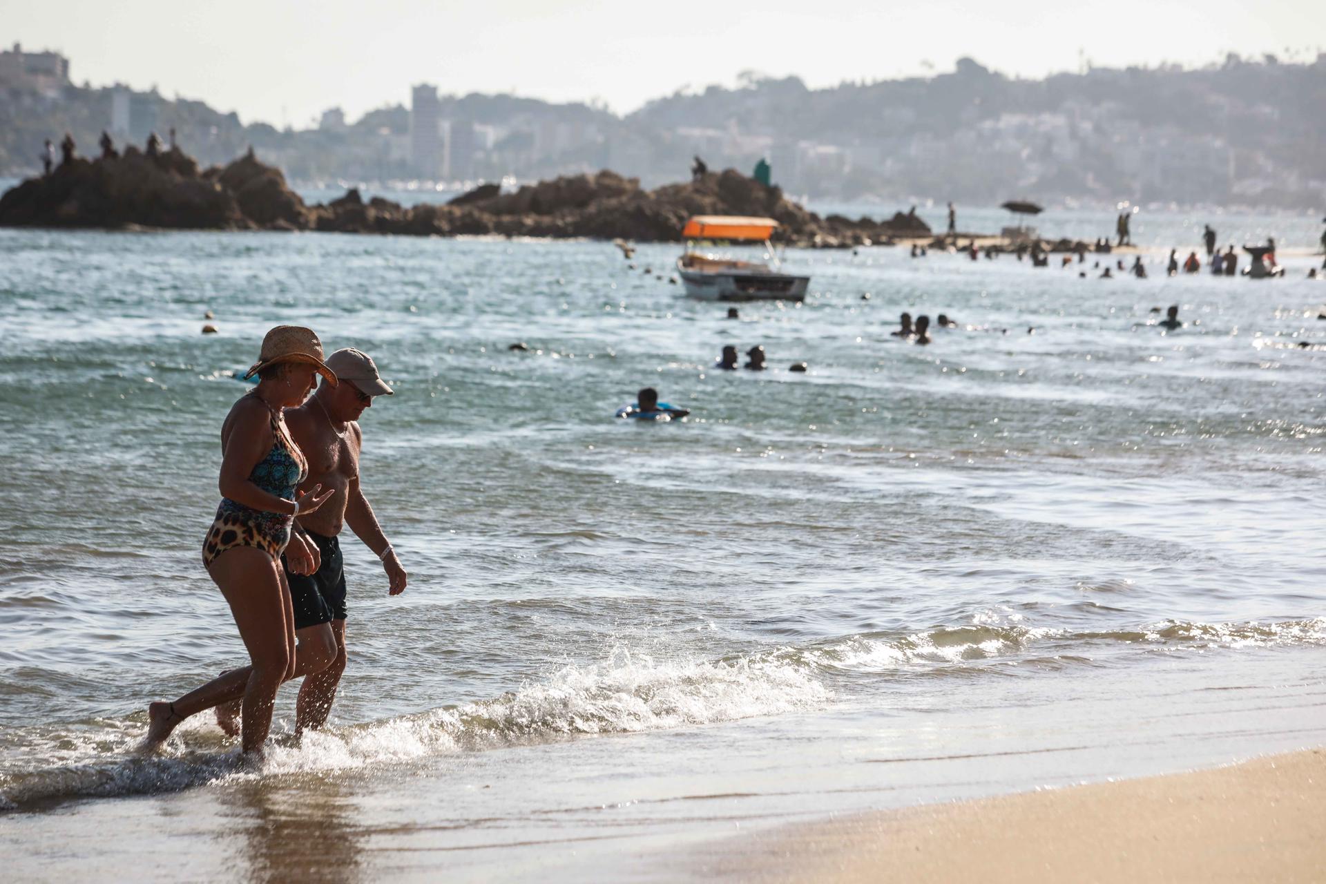 El turismo internacional en México sube un 28,5 % interanual en enero Turistas disfrutan en una playa de Acapulco (México). Fotografía de archivo. EFE/David Guzmán