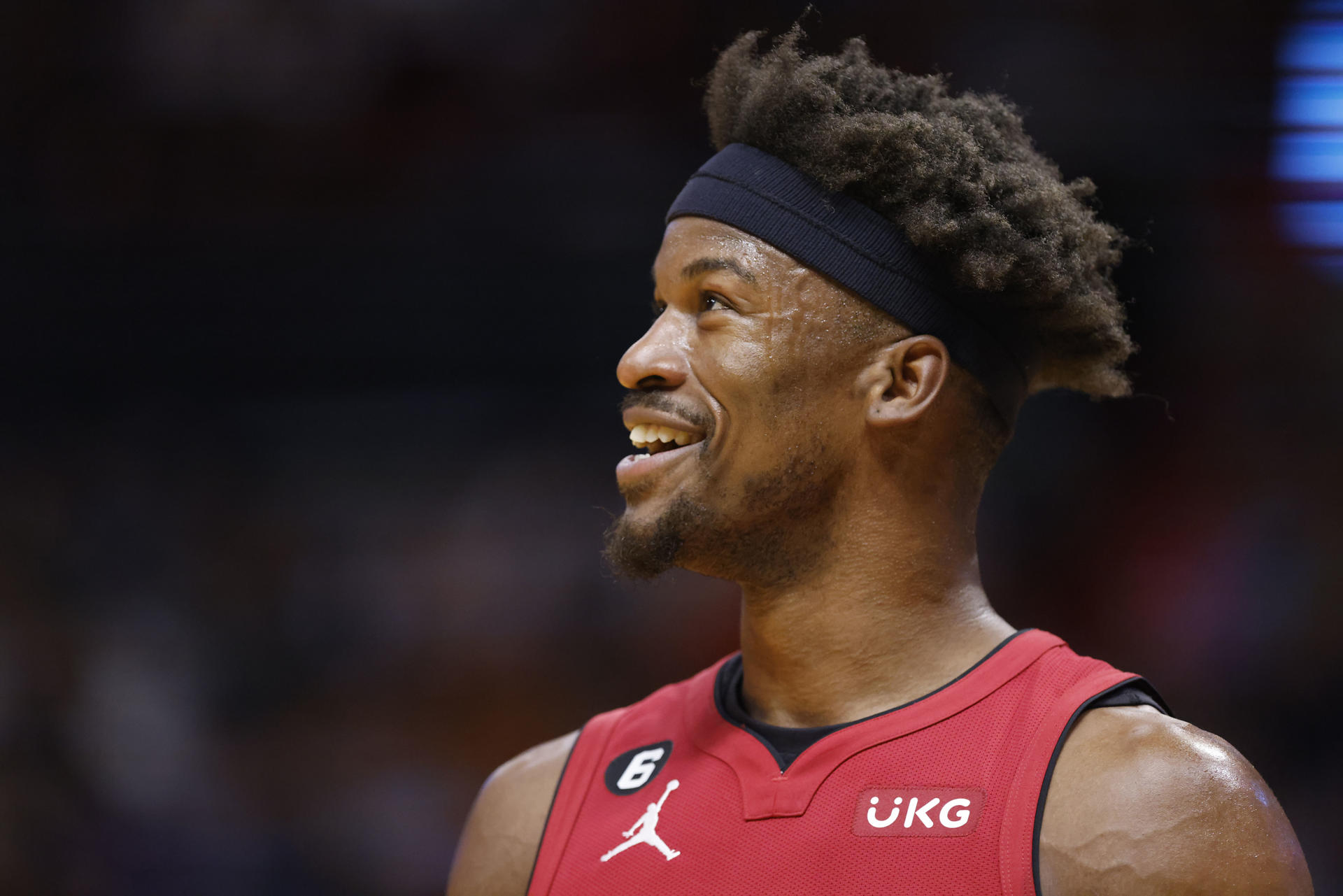 Jimmy Butler de los Miami Heat reacciona hoy, durante el partido de baloncesto de la NBA, entre los Miami Heat y los Memphis Grizzlies, en el Miami-Dade Arena de Miami, Florida (EEUU). EFE/Rhona Wise

