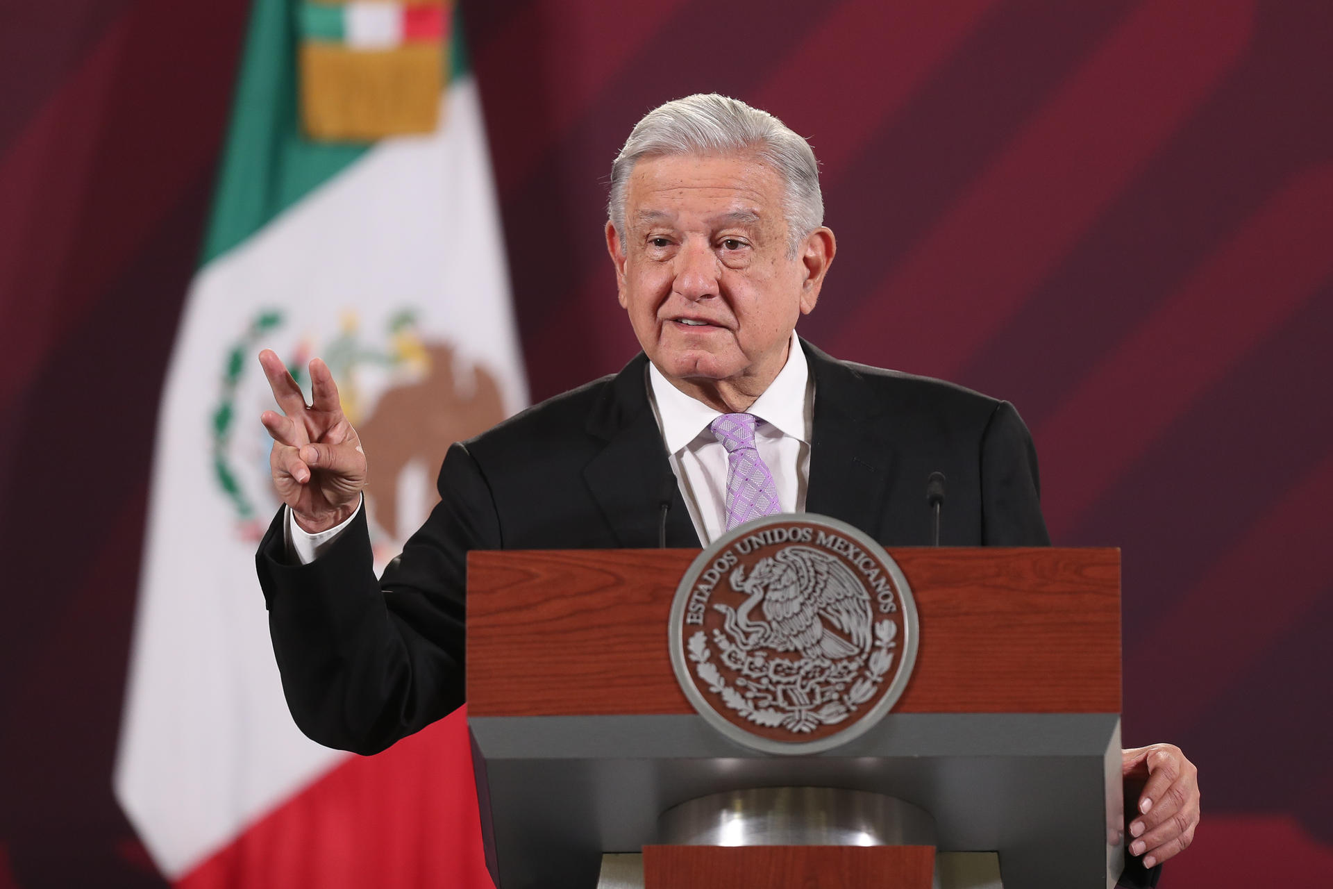 El presidente Andrés Manuel López Obrador, habla durante la conferencia matutina en el Palacio Nacional, hoy en Ciudad de México. (México). EFE/ Isaac Esquivel
