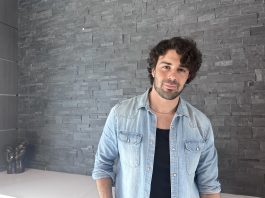 El cantautor español Héctor Pérez fue registrado el pasado 15 de marzo al posar, durante una entrevista con EFE, en Miami (Florida, EE.UU.). EFE/Alicia Civita
