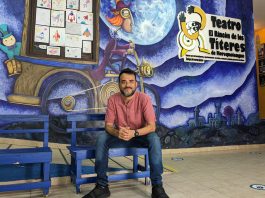 El artista mexicano Lorenzo Portillo Armendáriz posa hoy frente al Teatro El Rincón de Los Títeres en el municipio de Xalapa, estado de Veracruz (México). EFE/Miguel Victoria
