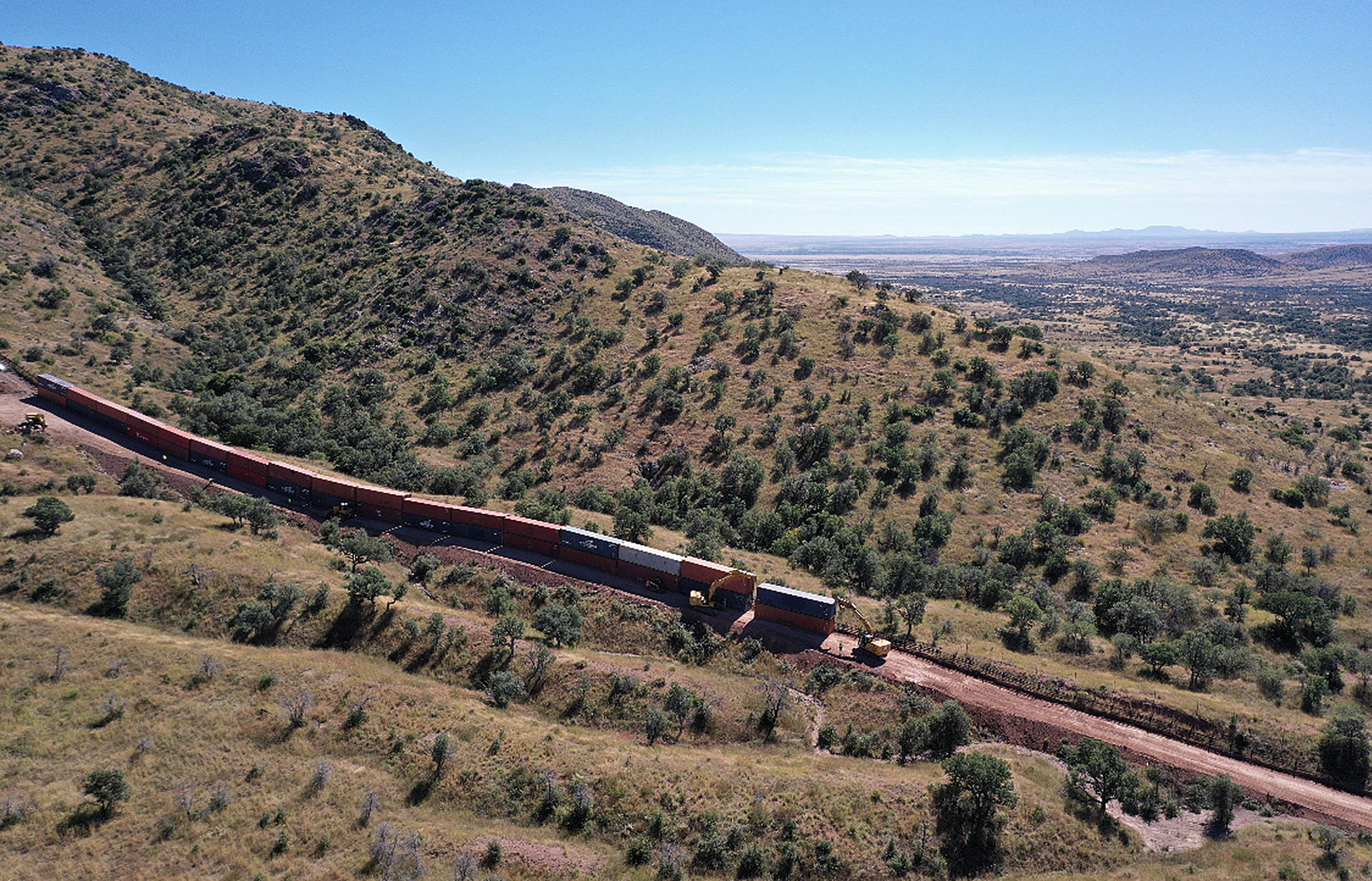 Vista aérea de contenedores colocados como muro fronterizo en la ciudad San Luis Río Colorado, estado de Sonora (México). Imagen de archivo. EFE/Daniel Sánchez
