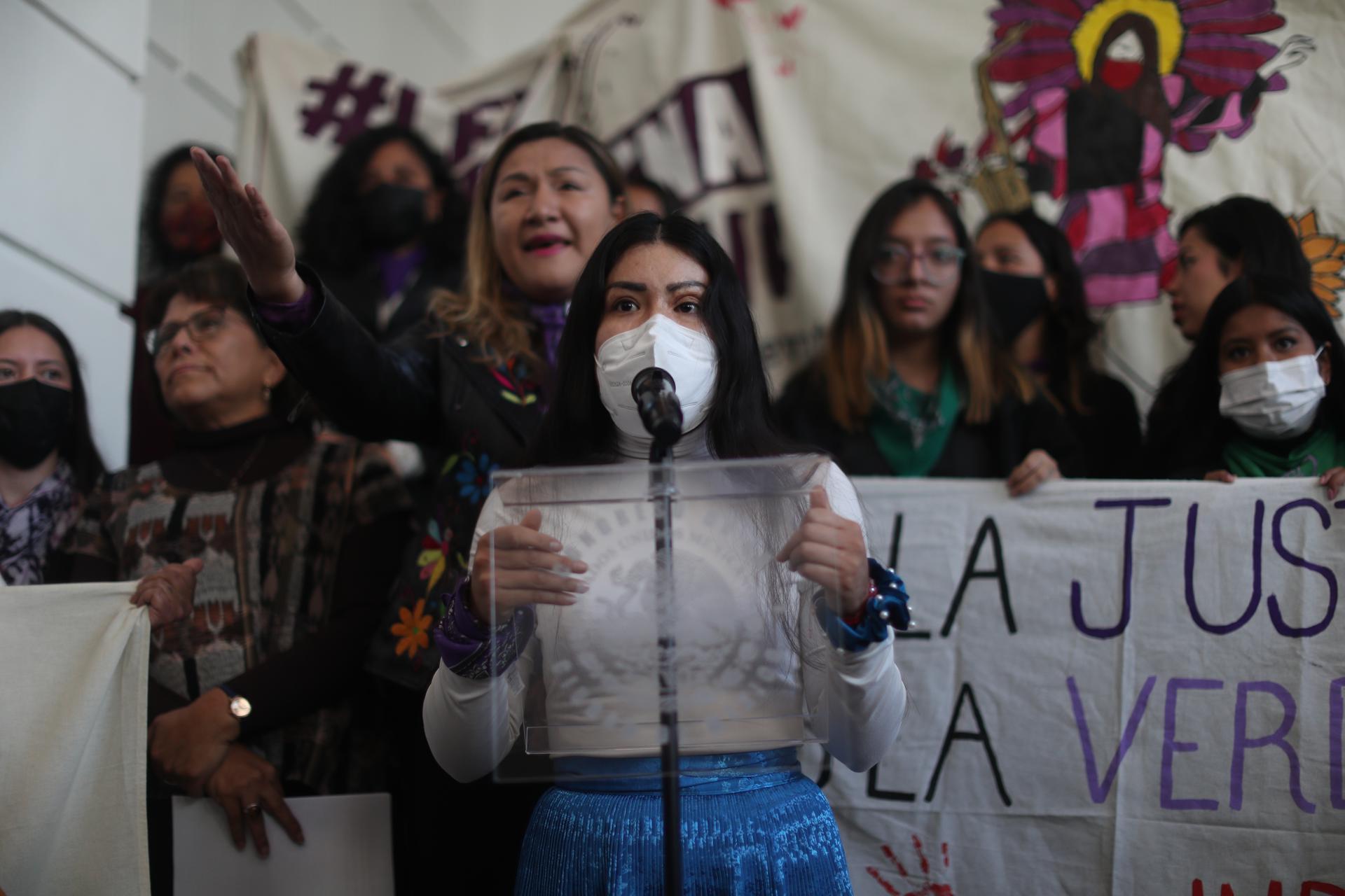 La saxofonista mexicana María Elena Ríos (c) víctima de ataque con ácido habla durante una manifestación en la Asamblea Legislativa en Ciudad de México (México). Imagen de archivo. EFE/Sáshenka Gutiérrez
