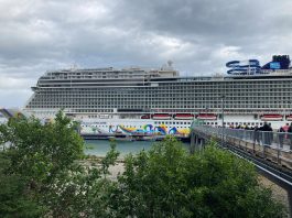 Turistas y residentes recorren el nuevo muelle tras la llegada del crucero "Encore" de la firma Norwegian Cruise Line. Imagen de archivo. EFE/ Ivonne Malaver

