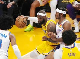 El alero de Los Angeles Lakers LeBron James (C) , en una fotografía de archivo. EFE/EPA/Allison DInner
