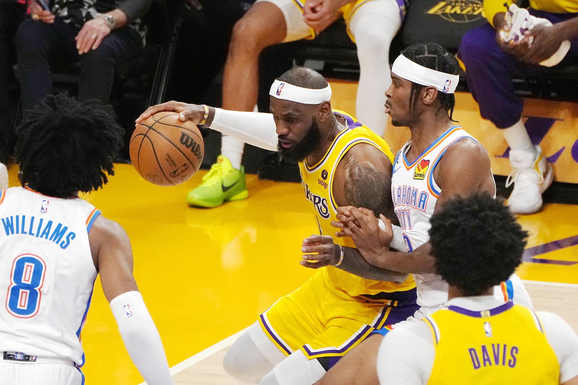 El alero de Los Angeles Lakers LeBron James (C) , en una fotografía de archivo. EFE/EPA/Allison DInner
