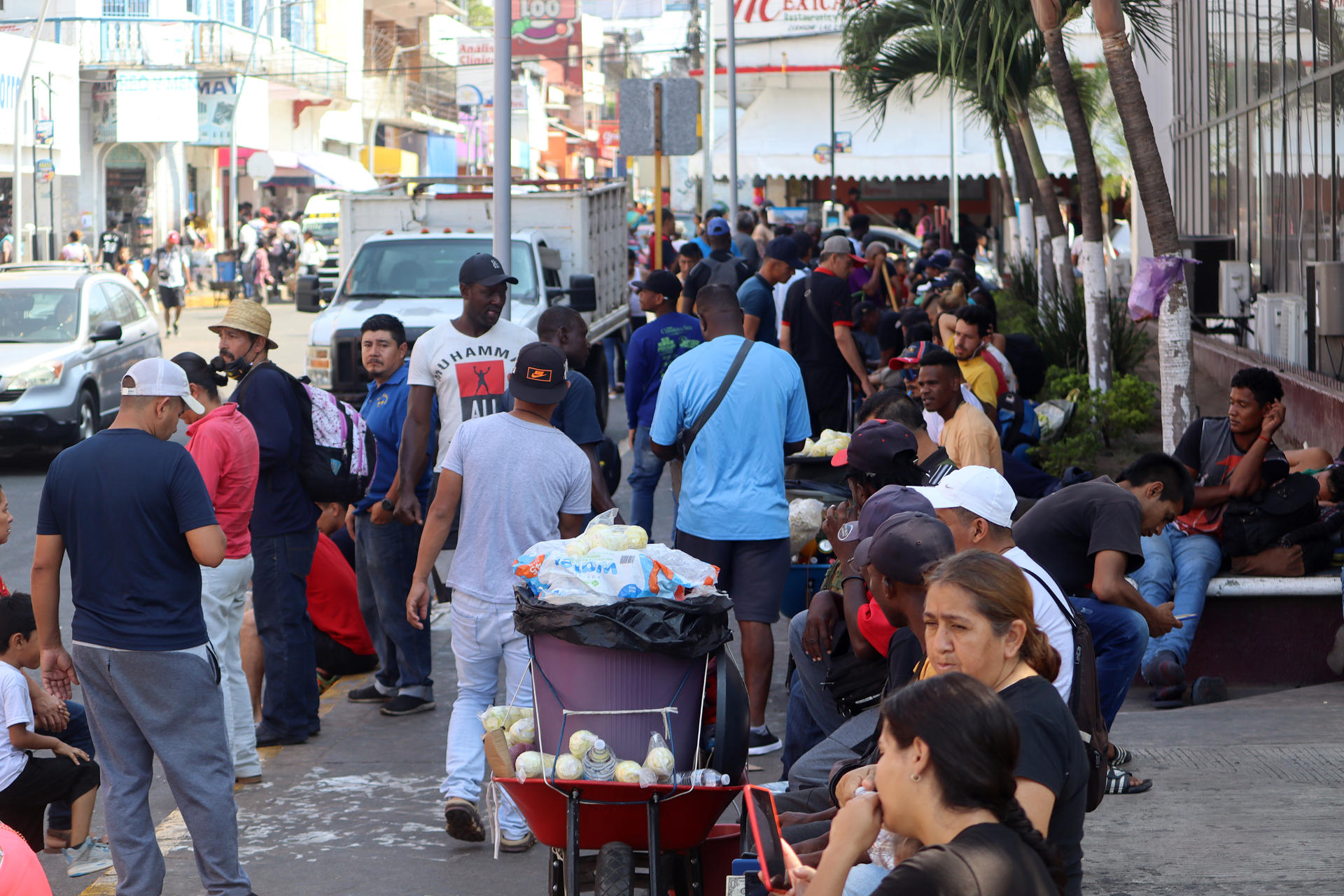 Migrantes permanecen en una plaza mientras esperan soluciones a su situación migratoria, hoy, en Tapachula (México). EFE/ Juan Manuel Blanco
