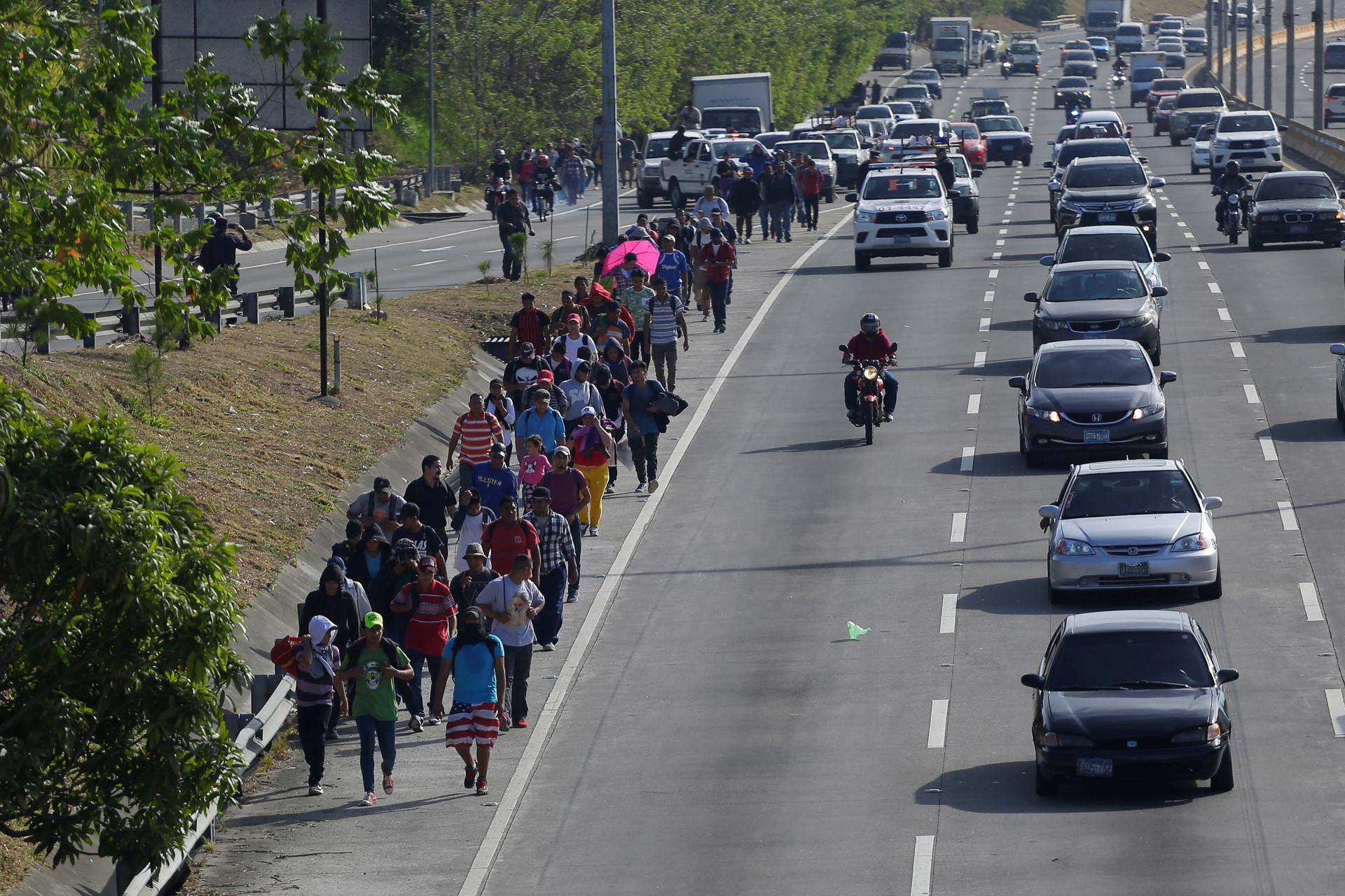 Unas 60 personas, parte de una caravana migrante, parten hacia EEUU desde San Salvador (El Salvador). Imagen de archivo. EFE/ Rodrigo Sura
