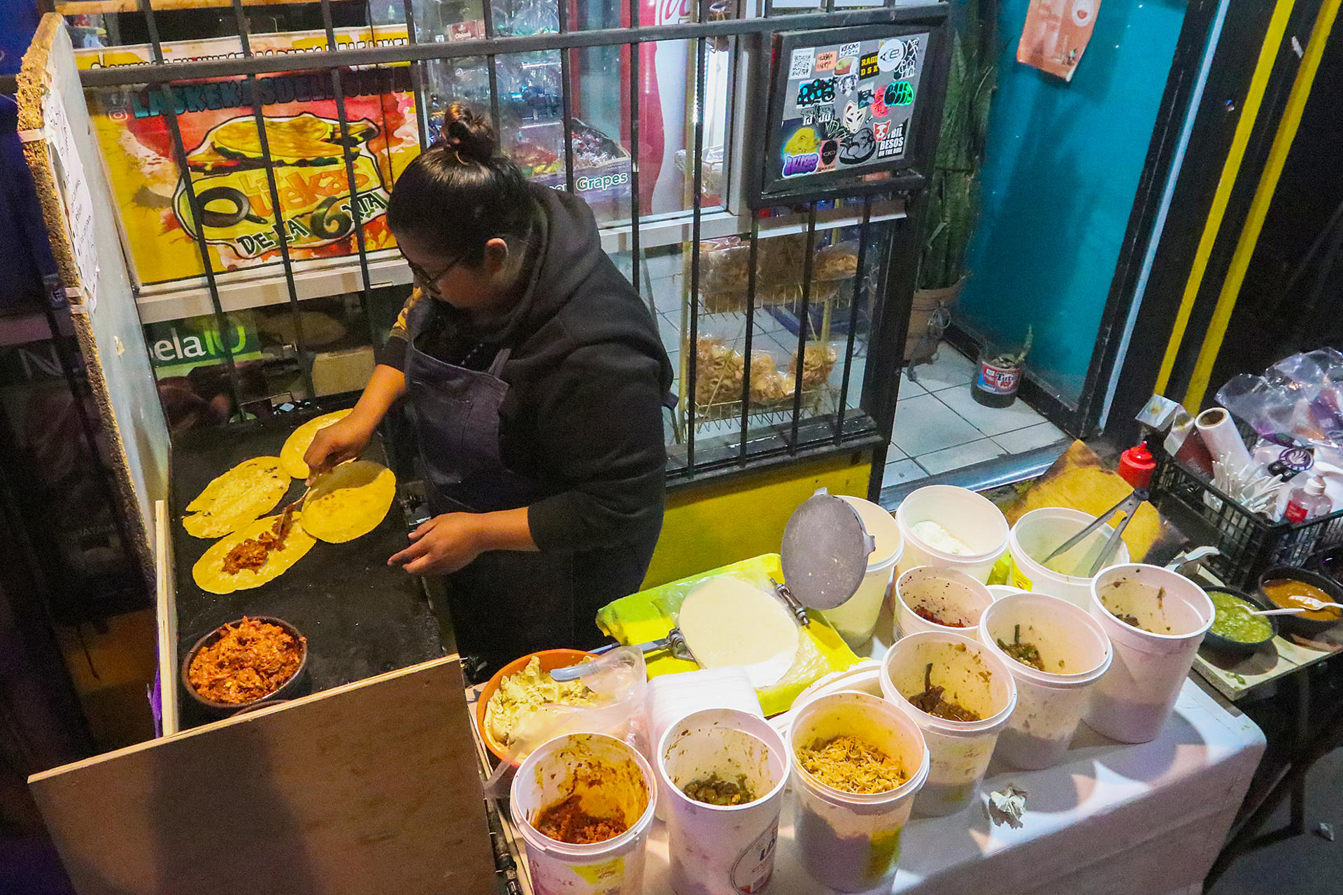 Una mujer desplazada por la violencia, prepara alimentos en un puesto ambulante el 28 de febrero de 2023, en la ciudad fronteriza de Tijuana, Baja California (México). EFE/Joebeth Terriquez
