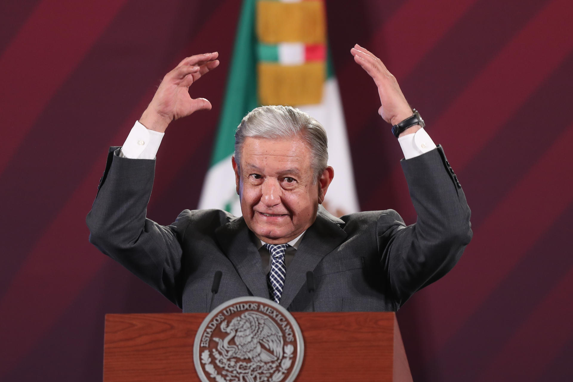 El presidente de México, Andrés Manuel López Obrador, habla durante una rueda de prensa en el Palacio Nacional, hoy, en Ciudad de México (México). EFE/ Isaac Esquivel
