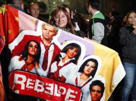 Fanáticos de la banda mexicana RBD se reúnen para observar el anuncio de las fechas de presentación del grupo musical en Ciudad de México (México). Imagen de archivo. EFE/Mario Guzmán

