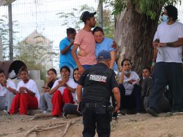 Un grupo de migrantes venezolanos permanecenen el Puente Nuevo de Matamoros, estado de Tamaulipas (México). Imagen de archivo. EFE/ Abraham Pineda-Jacome
