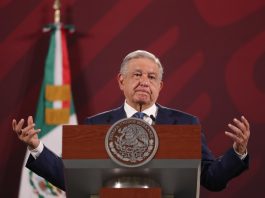 El mandatario mexicano, Andrés Manuel López Obrador, habla en una rueda de prensa en Palacio Nacional de la Ciudad de México (México), el 27 de marzo de 2023. EFE/Sáshenka Gutiérrez
