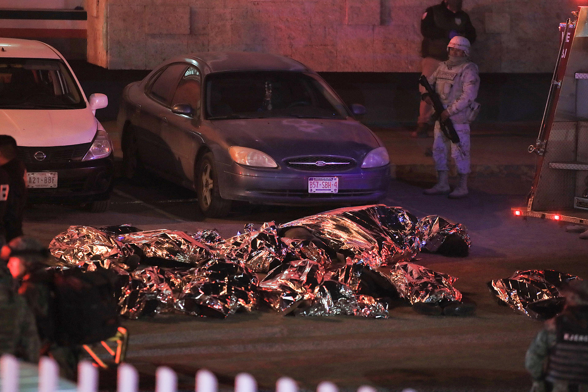 Los cuerpos de migrantes fallecidos durante un incendio en las instalaciones del Instituto Nacional de Migración (INM), la noche del 27 de marzo de 2023, en Ciudad Juárez, Chihuahua (México). EFE/Luis Torres
