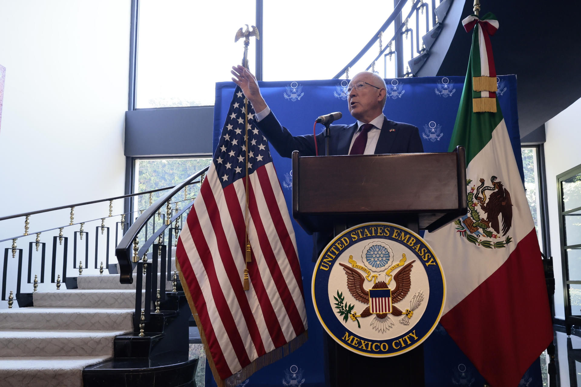 El embajador de Estados Unidos en México, Ken Salazar, habla durante una rueda de prensa hoy, en Ciudad de México (México). EFE/ José Méndez
