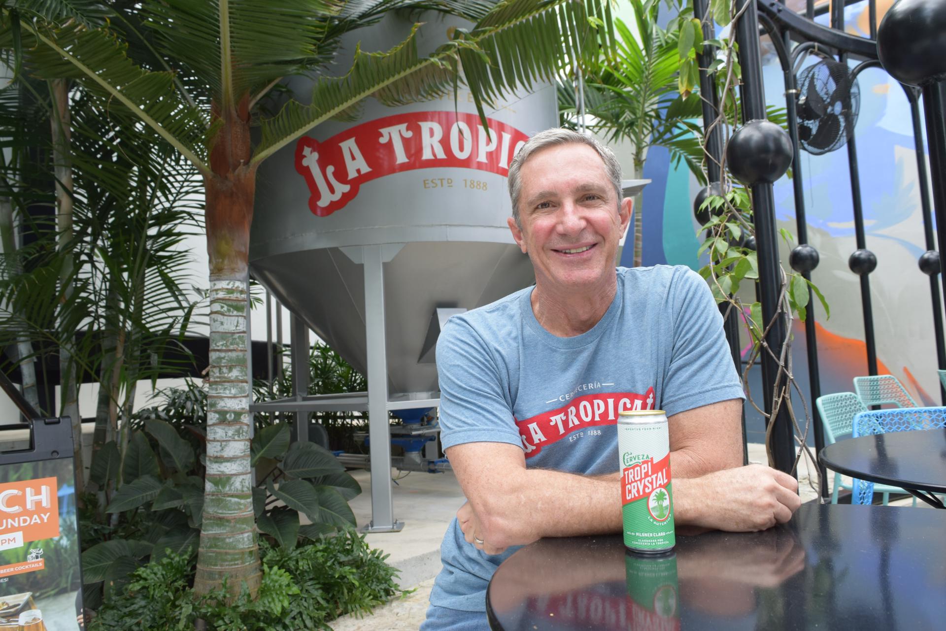 El cubano-estadounidense Manny Potuondo, dueño de la cervecería La Tropical, posa en la sede de su empresa en el barrio de Wynwood, el 25 de marzo de 2023 en Miami, Florida (EE.UU). EFE/ Jorge I. Pérez
